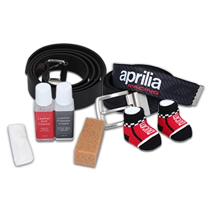 Zubehörset mit Gürtel, Aprilia-Schlüsselband, Minischuh-Socken, Lederpflege, Schwamm und Schuhanzieher.